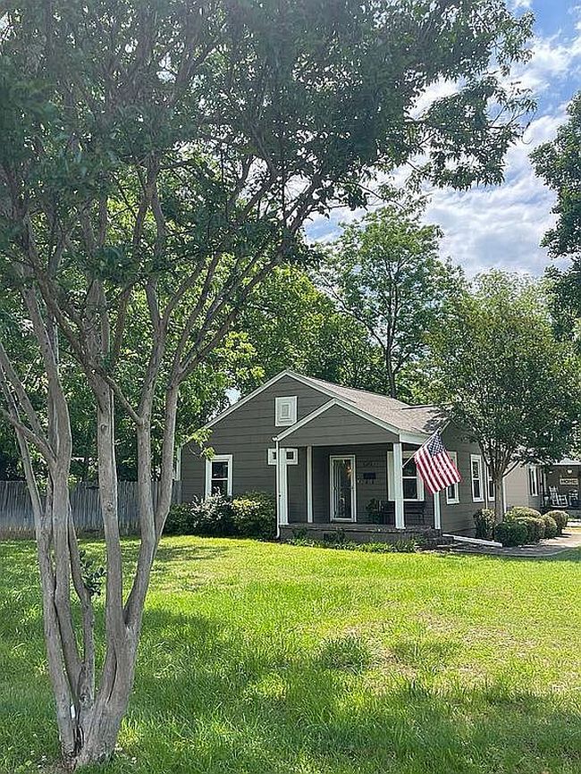 Photo of 2401 Poincianna St Sw, Huntsville, AL
