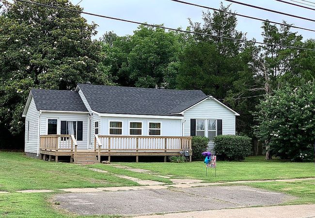 Photo of 929 E Main St