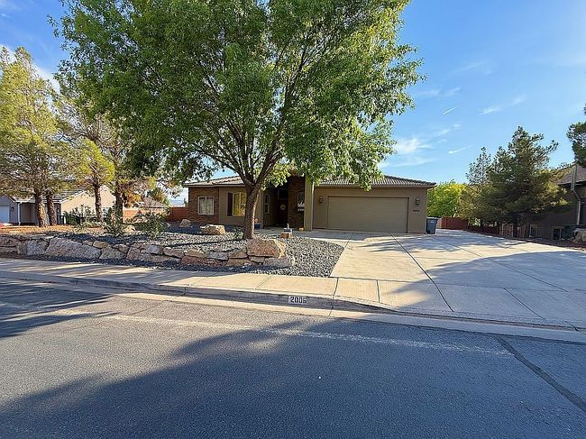 Photo of 2006 Westcliff Dr, Saint George, UT