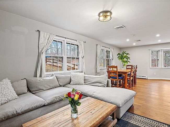 Photo of 33 Circle Dr, Shoreham, NY
