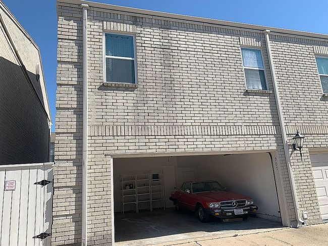 Image of 3800 Tanglewilde St Apt 909