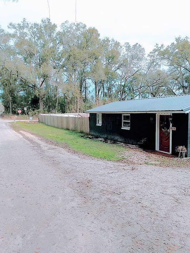 1030 S Paris St, Bell, FL