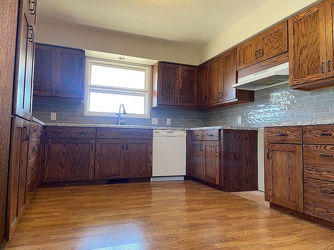 Additional photo 3 of property located at 406 Oak St