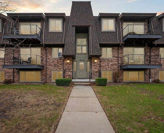 Photo of 412 Riviera Dr, Saint Clair Shores, MI