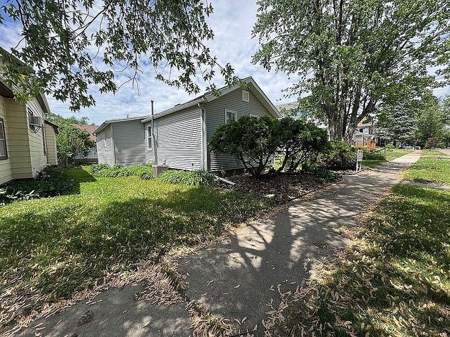 Photo of 2002 Garfield St, Clinton, IA