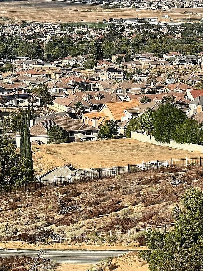 6831 Sycamore Ln, Palmdale, CA