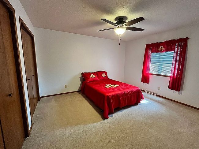 Photo of 713 Clover Ln, Storm Lake, IA