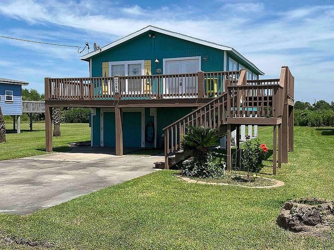 Photo of 986 S Monkhouse Dr, Crystal Beach, TX