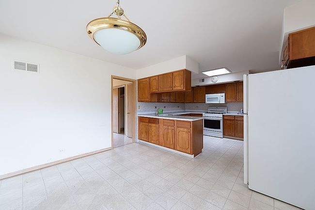 Photo of 10916 Kingston St, Westchester, IL