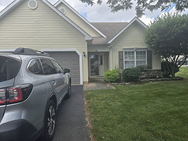 Photo of 10 Pine Valley Ct, Lakewood, NJ