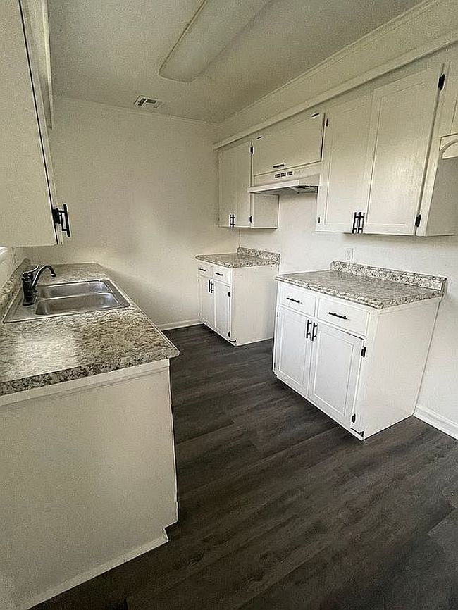 Image of 305 E Elm St S