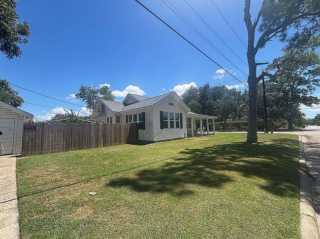Photo of 314 W Brackenridge St, Edna, TX
