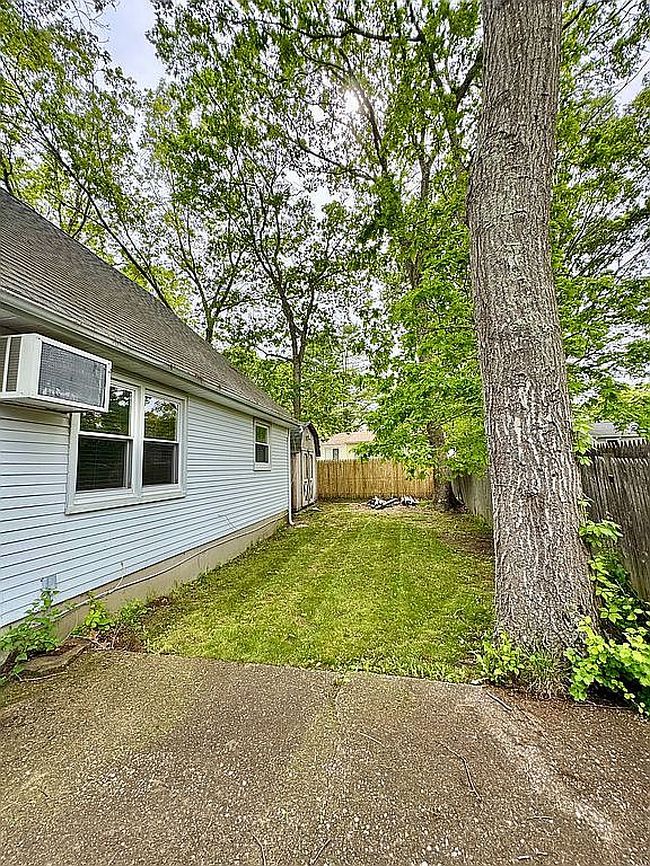 Photo of 11 Roberts Rd E, Shirley, NY