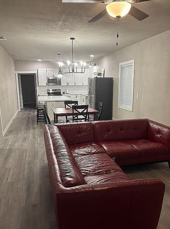 Image of 611 E Avenue C