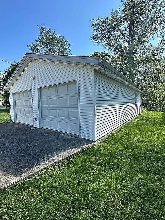 Photo of 175 N Hyland St, Scottsburg, IN