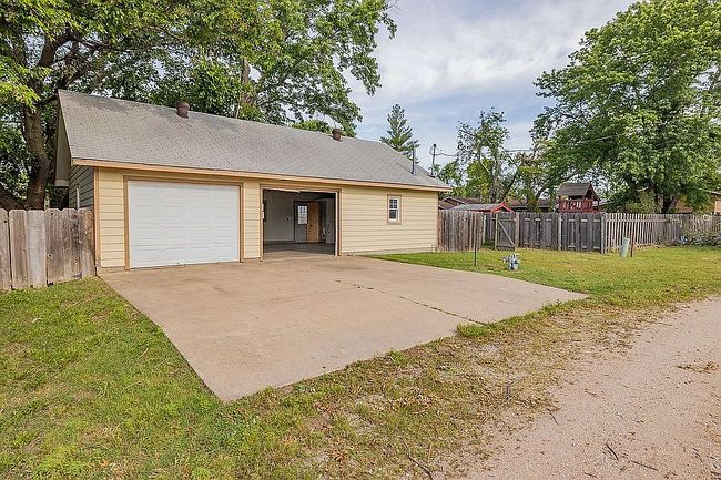 Photo of 818 Pine St, Halstead, KS
