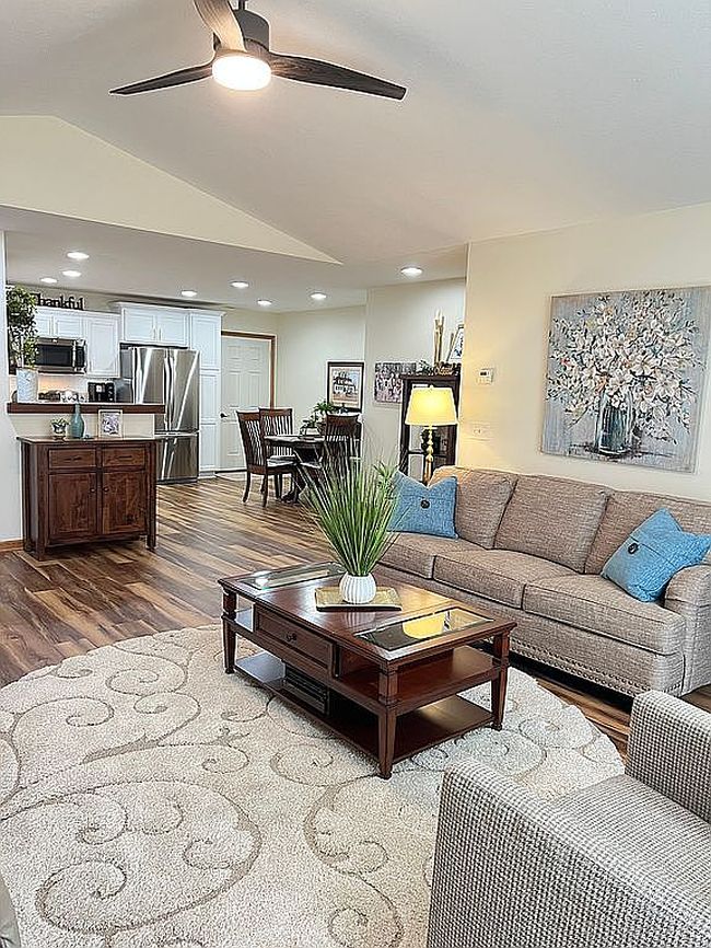 Image of 255 Woodbury Cir