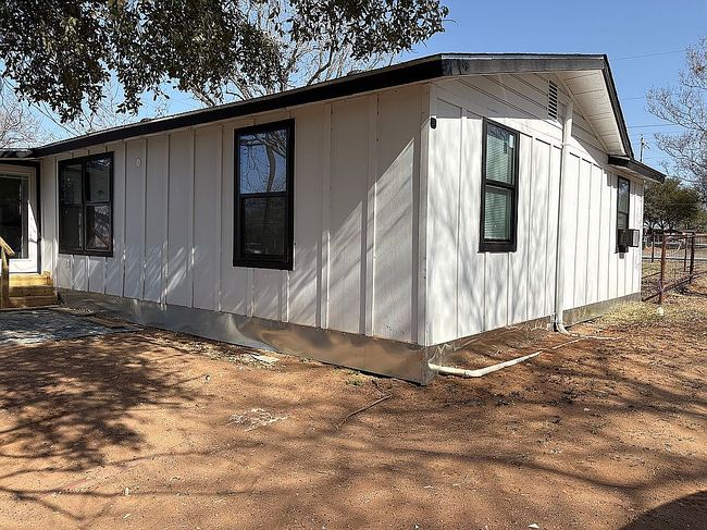 Photo of 2025 Standish St, Floresville, TX