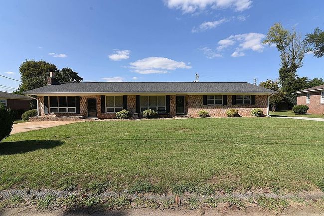 104 Ivanhoe Ln, Rainbow City, AL