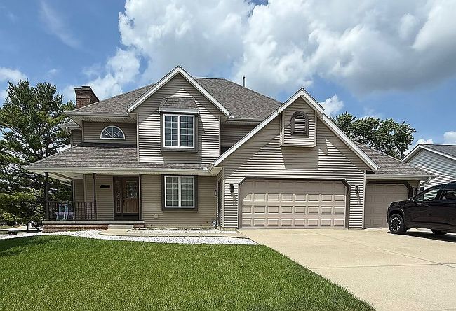 Photo of 3202 Eagle Crest Rd, Bloomington, IL