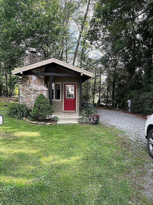 Photo of 80 Pine Valley Rd, Newland, NC