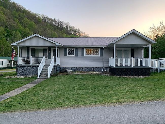 Photo of 52 Dayton St, Whitesburg, KY