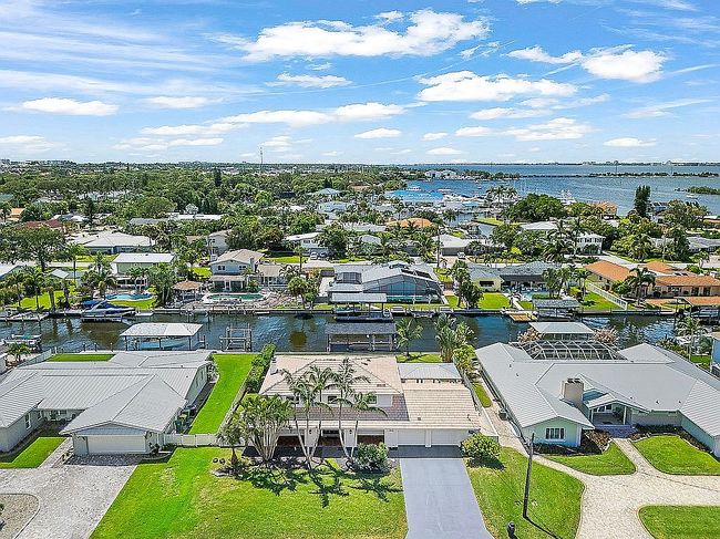 Additional photo 2 of property located at 513 Bahama Dr