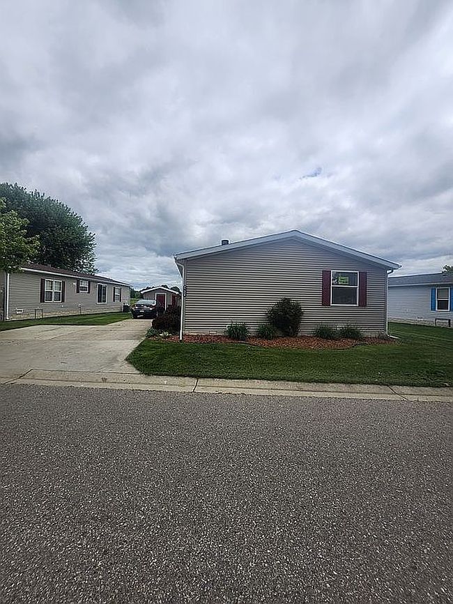 Photo of 4472 Wynnwood Dr, Howell, MI