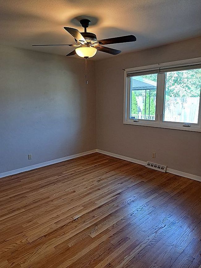 Photo of 2401 Victoria Dr Sw, Cedar Rapids, IA