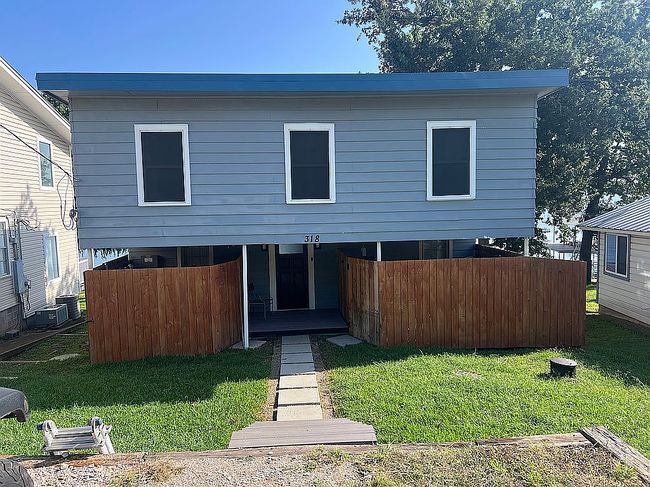 Photo of 318 W Lake Dr, Weatherford, TX
