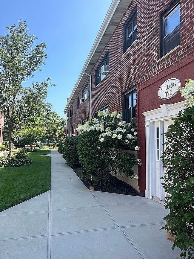 Photo of 55 Tulip Ave Apt 5-4, Floral Park, NY
