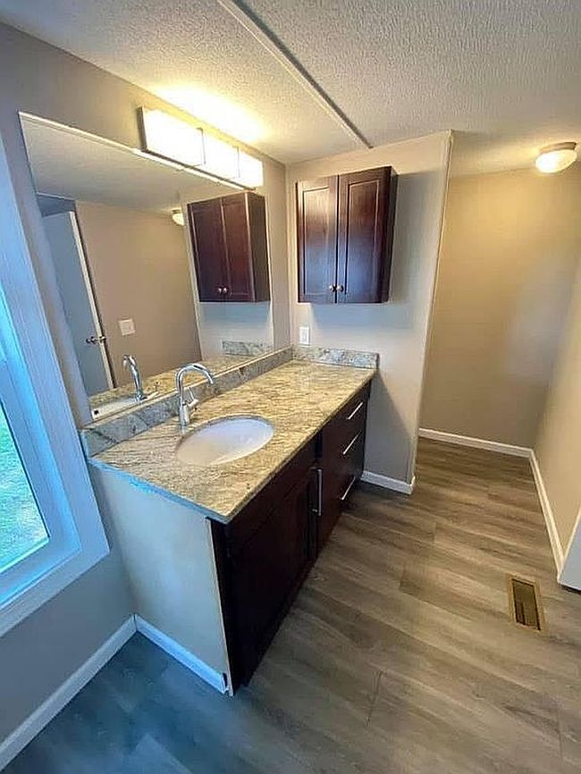 Image of 42 Oaktree Ln