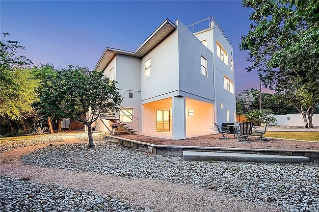 Image of 8203 West Dr
