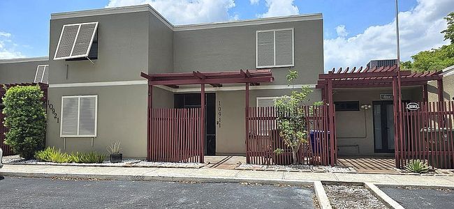 Photo of 10911 N Lakeview Dr, Pembroke Pines, FL