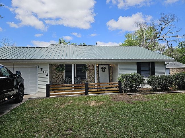 Photo of 1702 Brazoria Rd, Lake Jackson, TX