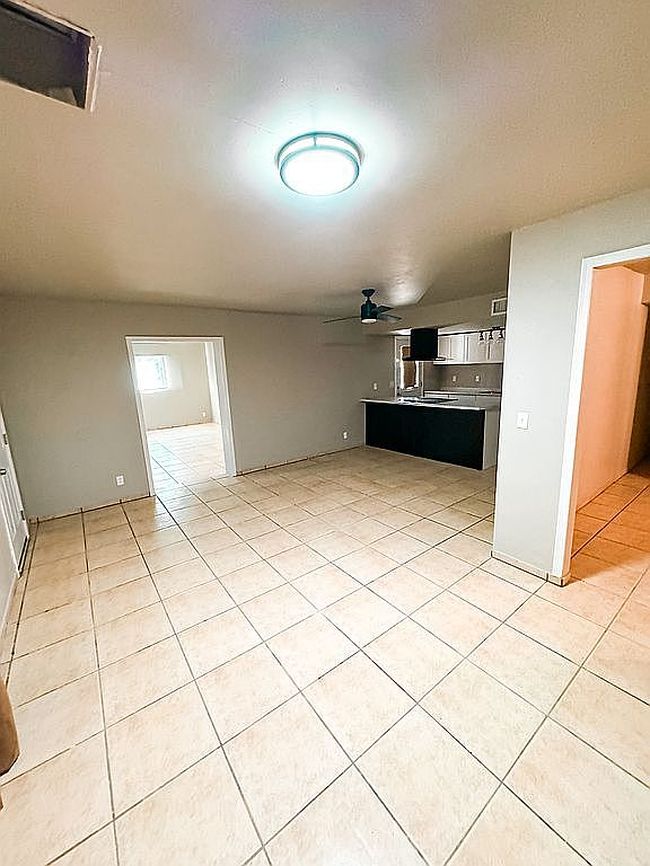 Additional photo 1 of property located at 967 E 10th Dr