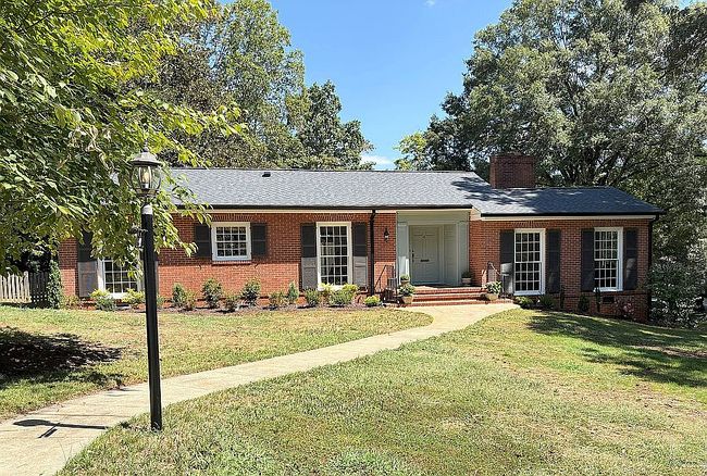 Photo of 4 Lakecrest Dr