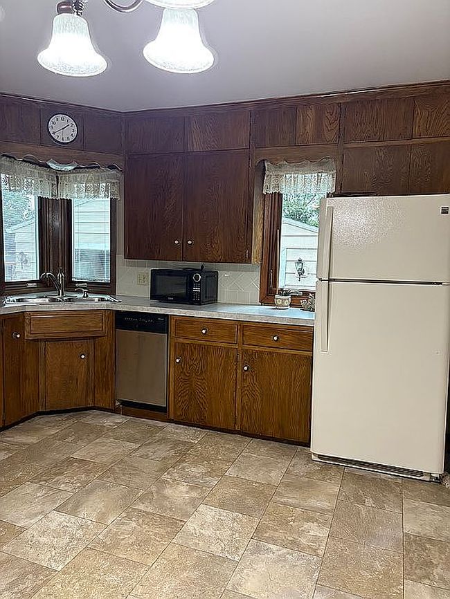 Photo of 1145 E Ridgeway Ave, Waterloo, IA