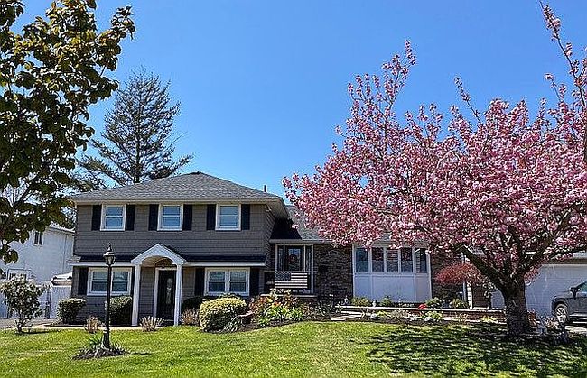 Photo of 75 Unqua Rd, Massapequa, NY