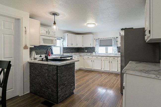 Image of 402 Moore St
