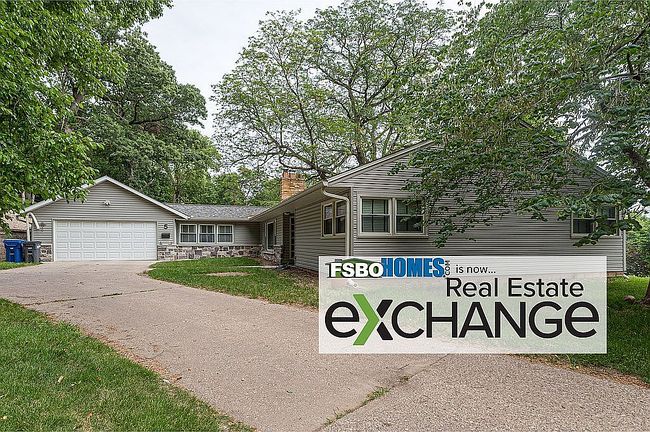 Photo of 5 Riverview Park Dr, Bettendorf, IA
