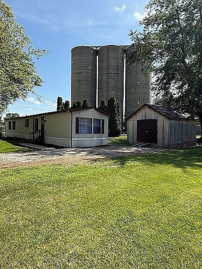 Photo of 404 E Pike St, Kirklin, IN