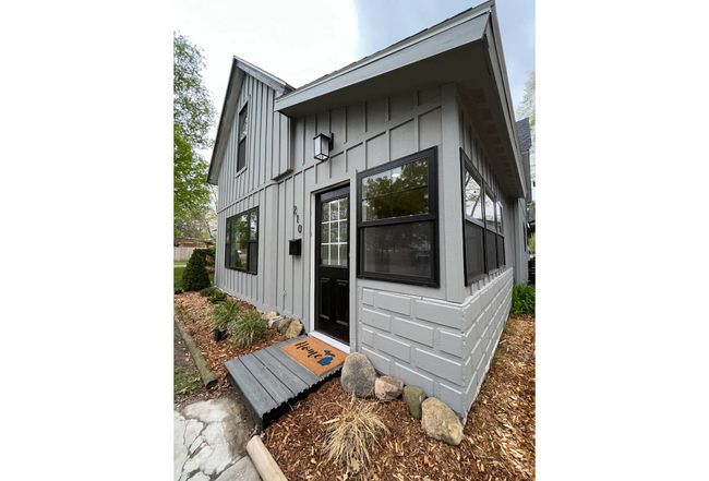 Image of 210 E Fourteenth St