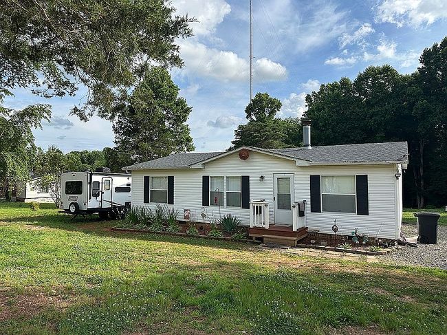 Photo of 1024 N Ridge Dr, Yadkinville, NC