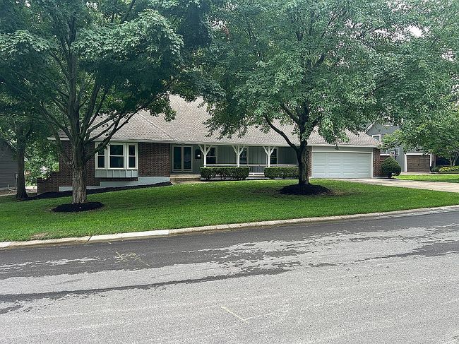 Photo of 600 Ne Golfview Dr, Blue Springs, MO