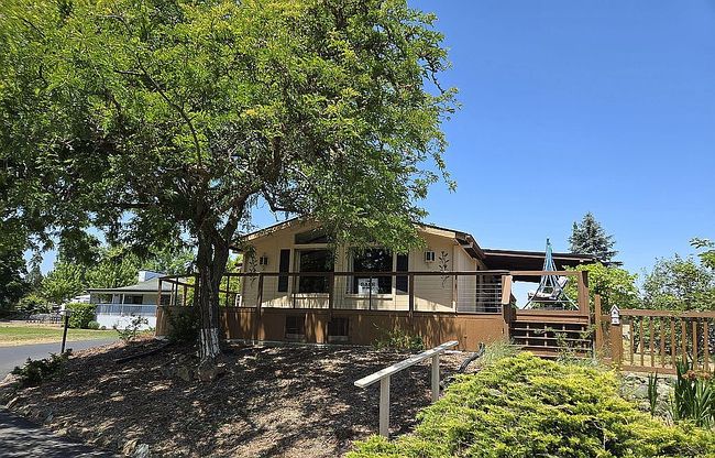 Photo of 413 Currie Ln, Grants Pass, OR