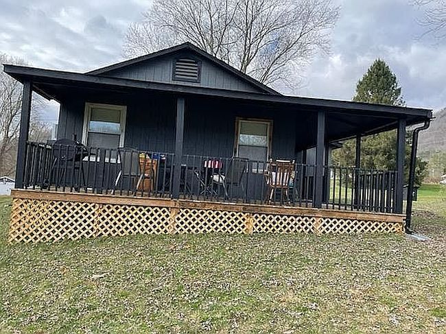 Photo of 283 South Dr, Alderson, WV