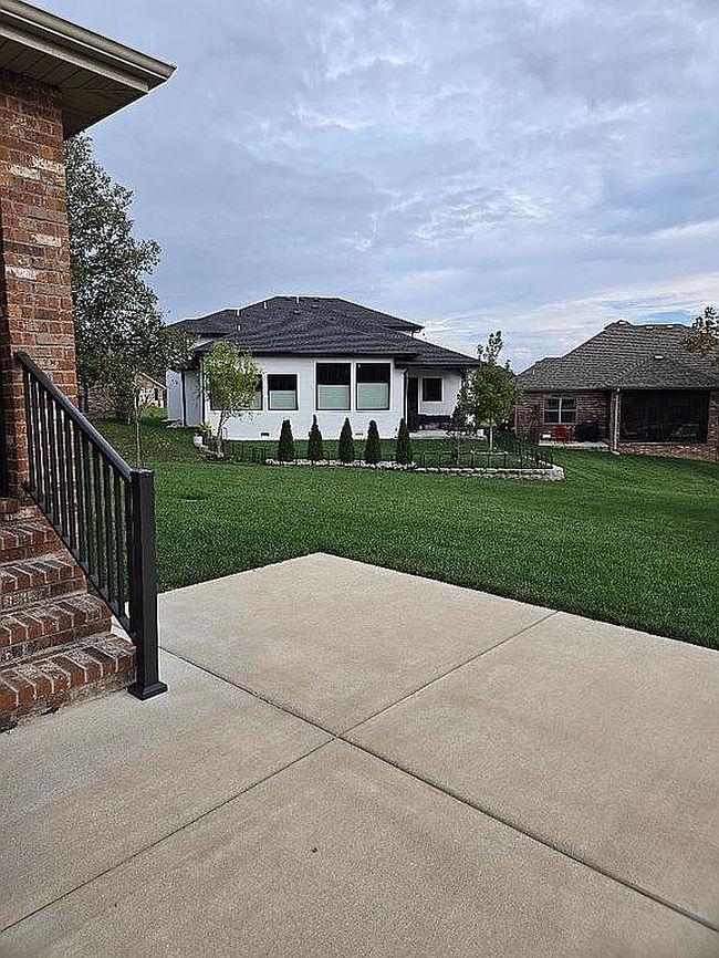 Photo of 404 N Kilkenny Way, Nixa, MO