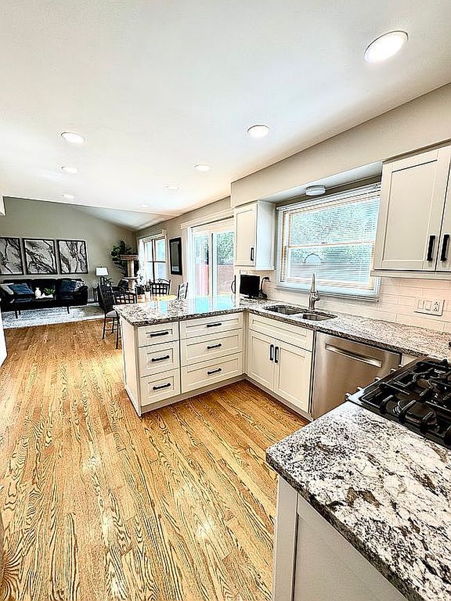Photo of 870 Debra Ln, Elk Grove Village, IL