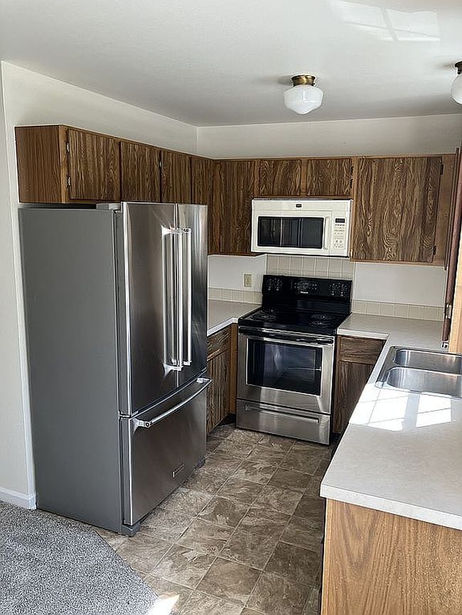 Additional photo 3 of property located at 3200 Azalea Dr Apt M1